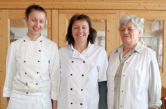 Rose Langenaltheim - Küchenchefin Vroni und Margit Bauer und Lisbeth Gempel